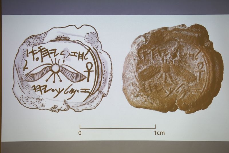 A projected image of a clay imprint, known as a bulla, which was unearthed from excavations near Jerusalem's Old City, and later discovered to be from the seal of the biblical King Hezekiah, is displayed during a news conference at The Hebrew University in Jerusalem December 2, 2015. REUETRS/Amir Cohen